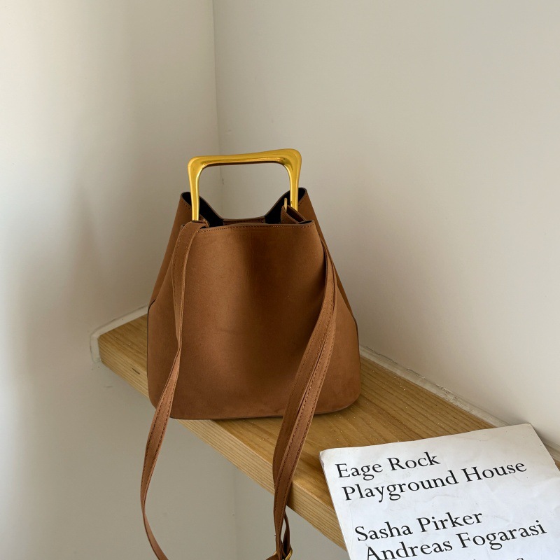Interior Design Gold - Luksusowa zamszowa torebka typu bucket bag